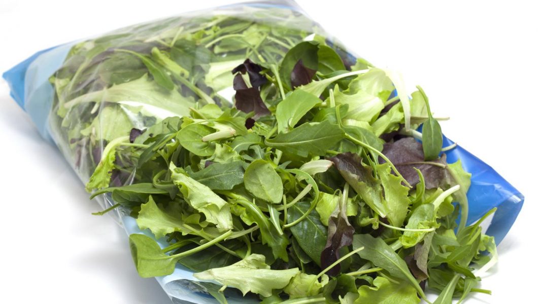 Cumparati salată la punga din supermarket? Trebuie să citiți asta