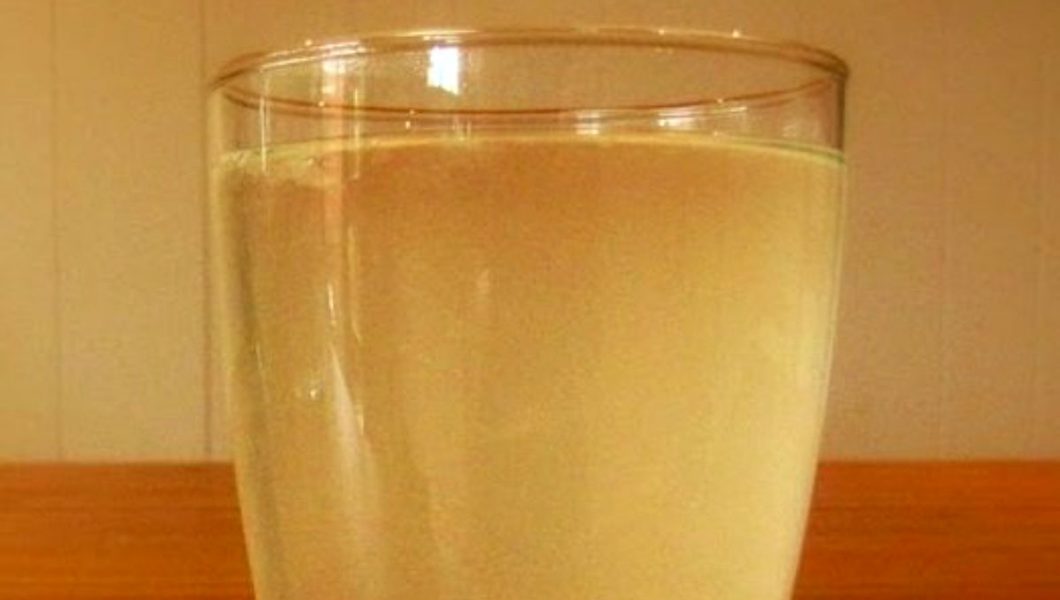 Iată de ce ar trebui să îți începi ziua cu un pahar cu apă caldă și o banană