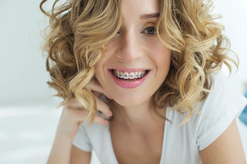 Purtarea măştilor de protecţie a dublat cererea pentru aparatele dentare
