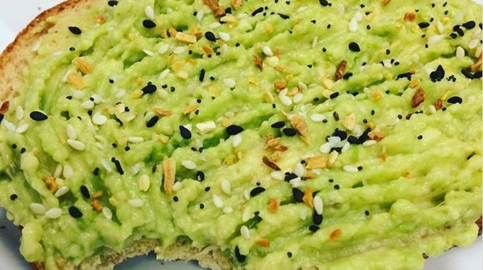 Avocado te ajuta sa slabesti si inlocuieste cu succes untul sau margarina