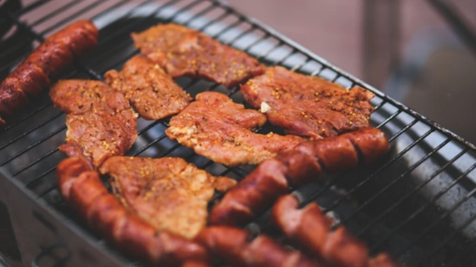 Ştiai care sunt PERICOLELE consumului de carne?