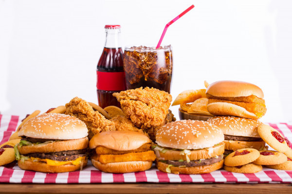 de-ce-nu-este-bine-sa-consumam-alimente-fast-food