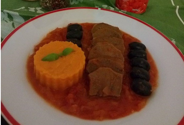 Mancare de limba de vita cu masline si piure de cartofi dulci