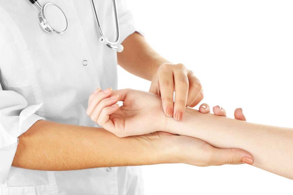cadru medical care ia pulsul unui pacient