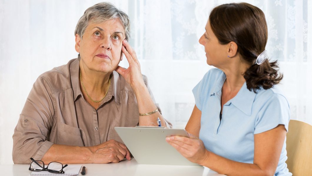 Lapsuri de memorie sau dementa? 5 indicii care te ajuta sa faci diferenta