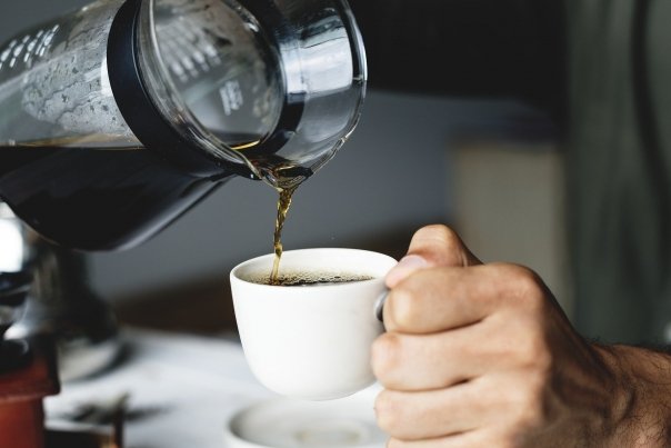 Alcoolul si fumatul iti afecteaza somnul mai mult decat cafeaua