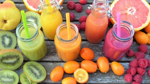 Sucuri de fructe care sunt mai sanatoase decat credeai