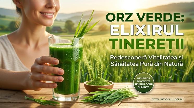 Pahar cu suc proaspăt de orz verde, pudră bio și lăstari tineri pe masă din lemn