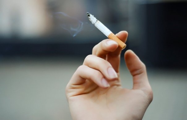 Nu fumezi, dar bei vin? Echivaleaza vinul tigarile cand vine vorba despre riscul de cancer?