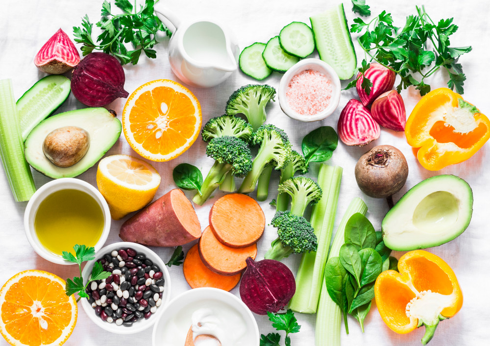 Ideal este sa puteti obtine din alimente nutrientii de care aveti nevoie, insa uneori acest lucru nu se intampla si este nevoie de o suplimentare. Majoritatea persoanelor in varsta pot obtine din alimente toti nutrientii de care au nevoie.  Daca nu sunteti siguri ca organismul preia din alimente nutrientii necesari, discutati cu medicul dumneavoastra pentru a afla daca va lipsesc vitamine sau minerale importante. Acesta va poate recomanda un supliment de vitamine si minerale.  Daca trebuie sa va suplimentati dieta, cautati un supliment nutritiv care sa contina vitamina sau mineralul de care aveti nevoie fara o multime de alte ingrediente inutile. Cititi eticheta pentru a va asigura ca doza nu este prea mare.  Evitati suplimentele cu mega-doze. Prea multe dintre unele vitamine si minerale pot fi daunatoare si este posibil sa platiti pentru suplimentele de care nu aveti nevoie.  Medicul dvs. sau un nutritionist bine pregatit va poate recomanda ce se potriveste nevoilor dumneavoastra.  Alegeti o dieta sanatoasa, fiti activi fizic, pastrati-va mintea activa, nu fumati. Consultati-va medicul, nutritionistul,in mod regulat si optati pentru vitamine si minerale, produse naturale adaptate nevoilor dvs, pentru a va mentine plini de sanatate si energie, pentru o stare generala de bine.